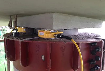 synchronous lifting for box girder structure with five span jacks