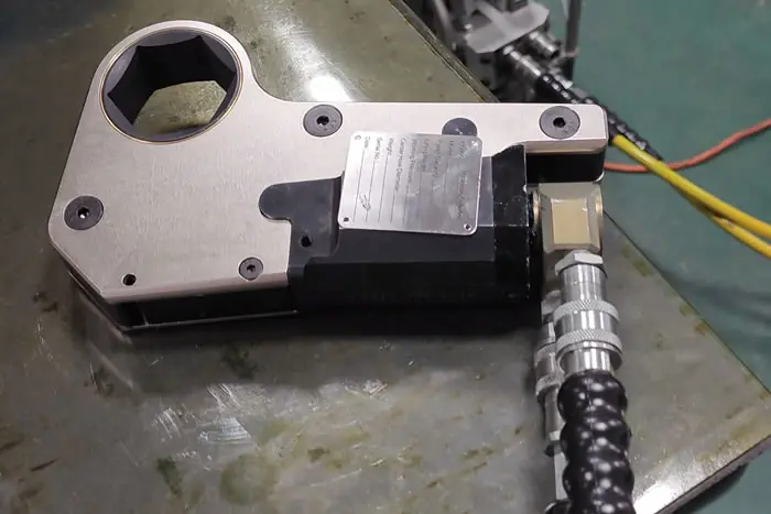 Hydraulic Tensioning vs Torquing with SAIVS Tools(2) Hydraulic-Tensioning-vs-Torquing-with-SAIVS-Tools-1.webp