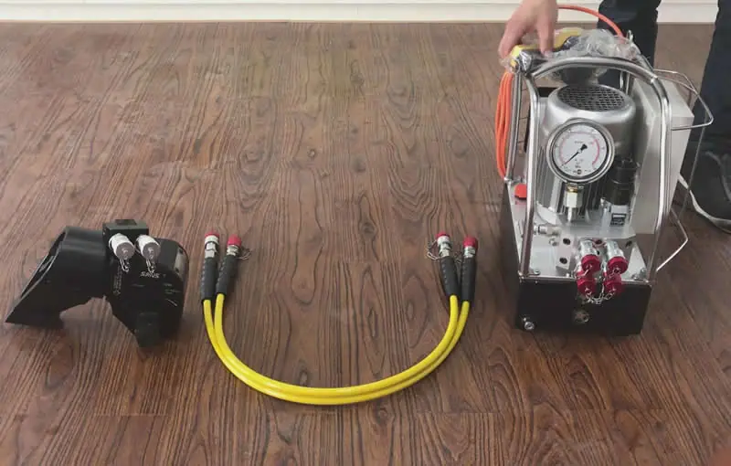 How to Choose Between Torque Wrenches and Ratchet Wrenches(1) precision-productivity-choose-torque-vs-ratchet-saivs.webp