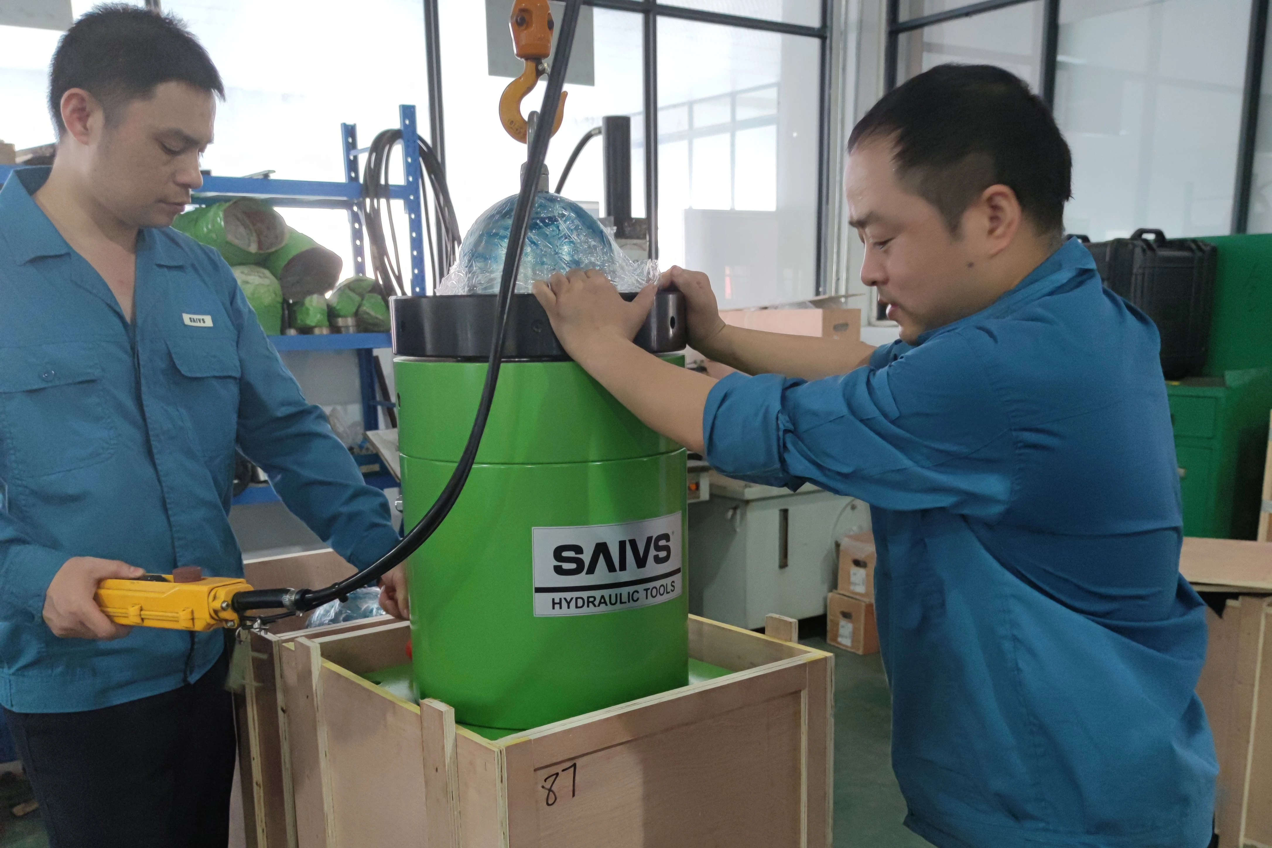 What to Lubricate Hydraulic Rams With.webp